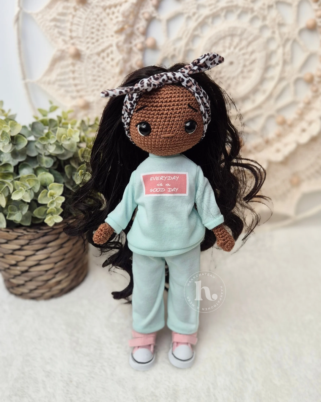 Haakpakket Pop Tess met poppenhaar pruik & kleding set: Mint Trainingspak