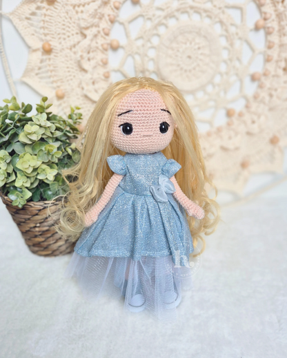 Haakpakket Pop Tess met poppenhaar pruik & kleding set: Licht blauwe jurk