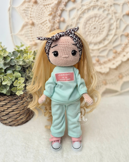 Haakpakket Pop Tess met poppenhaar pruik & kleding set: Mint Trainingspak