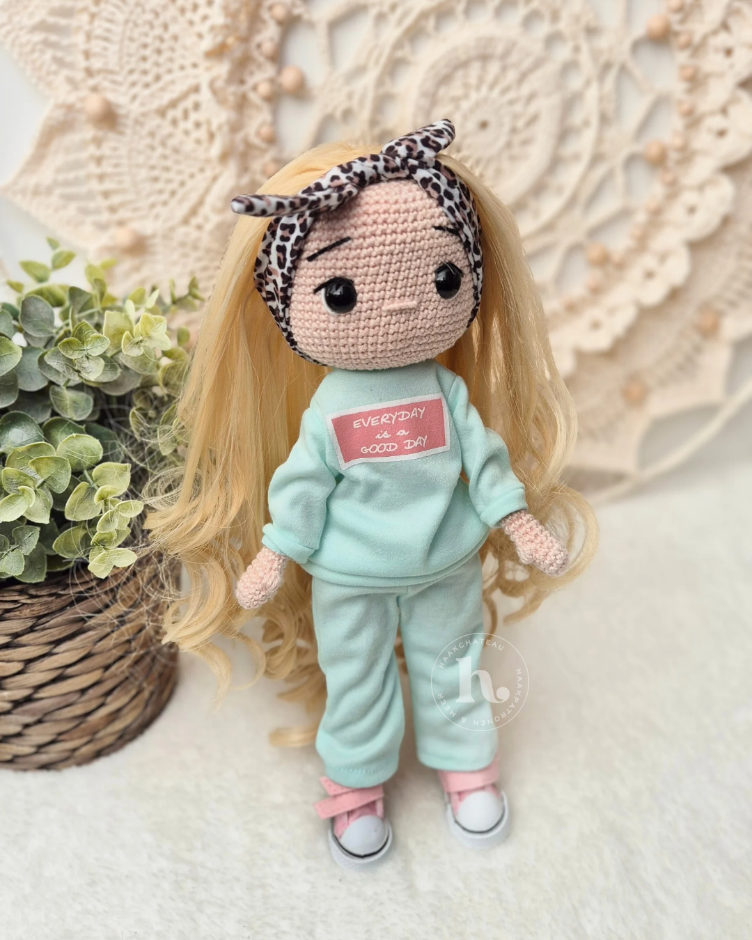 Haakpakket Pop Tess met poppenhaar pruik & kleding set: Mint Trainingspak